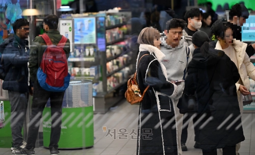 23일 서울 중구 명동의 한 화장품 편집숍을 찾은 외국인 관광객들이 다양한 브랜드의 화장품이 진열된 매장 안을 둘러보고 있다. 홍윤기 기자