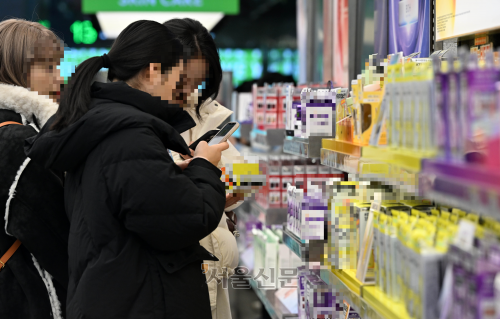 23일 서울 중구 명동의 한 화장품 편집숍을 찾은 외국인 관광객들이 다양한 브랜드의 화장품이 진열된 매장 안을 둘러보고 있다. 홍윤기 기자