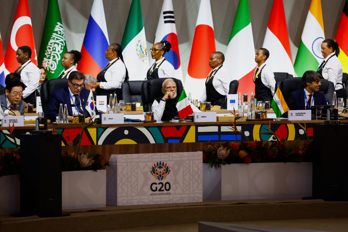 이재명(맨 왼쪽) 대통령을 비롯한 주요 20개국(G20) 정상들이 22일(현지시간) 남아프리카공화국 요하네스버그에서 열린 G20 정상회의에서 회의를 하고 있다. 요하네스버그 AP 연합뉴스