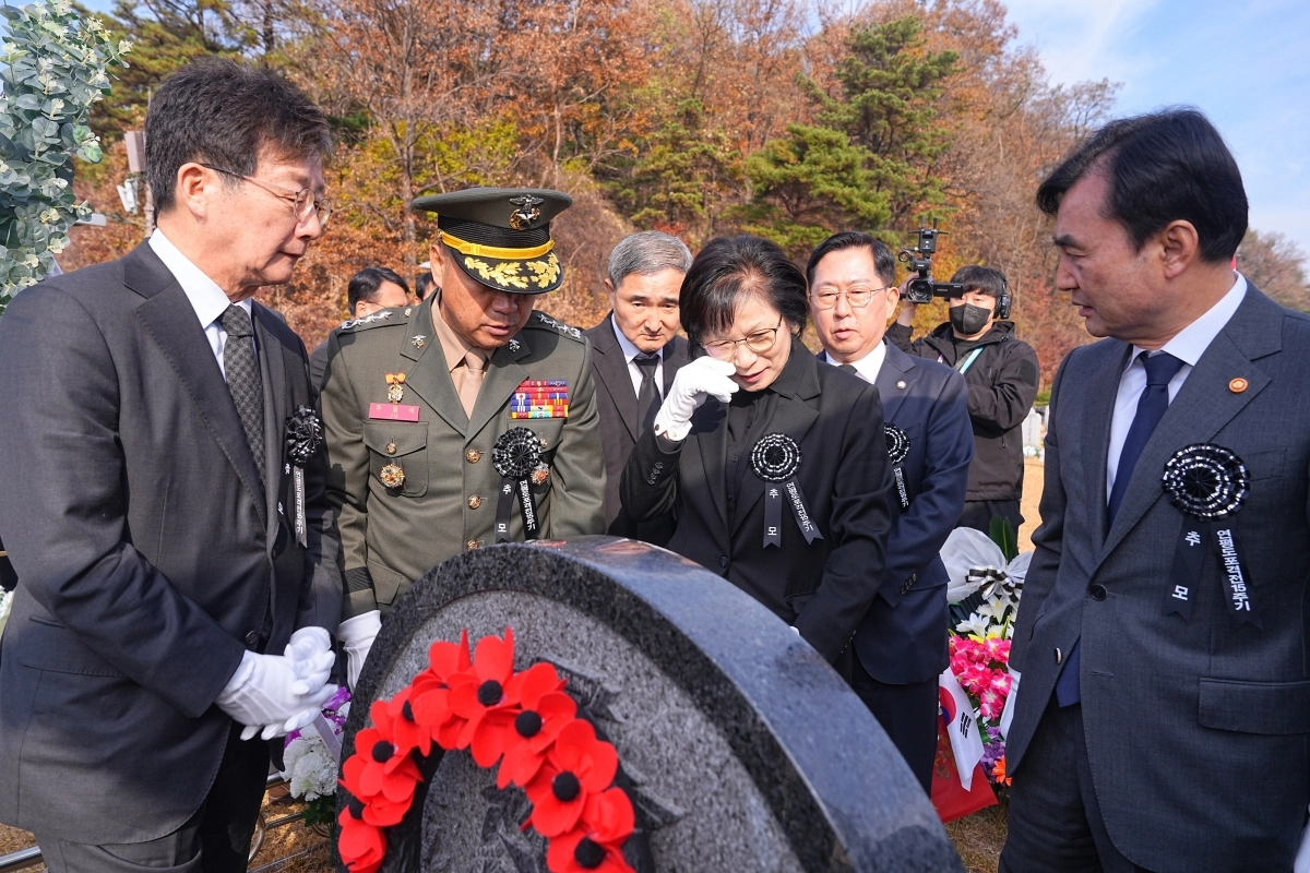 유가족 위로하는 안규백 장관