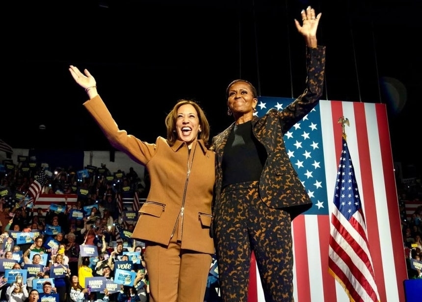 지난해 10월 미국 미시간주 칼라마주 윙스 이벤트 센터에서 열린 카멀라 해리스(왼쪽) 전 부통령의 대선 유세에서 해리스의 어깨를 감싸안으며 지지를 호소하는 미셸 오바마. 미셸 오바마 인스타그램 캡처