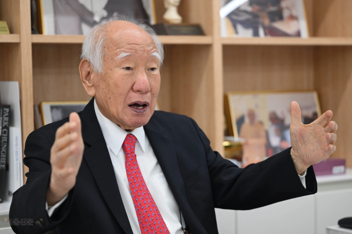신동식 한국해사기술 회장이 지난 18일 서울 종로구 목운관빌딩 사무실에서 진행된 서울신문과의 인터뷰에서 ‘한국 조선업에 컨트롤타워가 필요하다’고 강조하고 있다. 신 회장은 “우리 조선업은 안주하지 말고 다른 나라가 따라오지 못하는 고부가가치 선박을 끊임없이 개발해야 한다”고 말했다. 홍윤기 기자