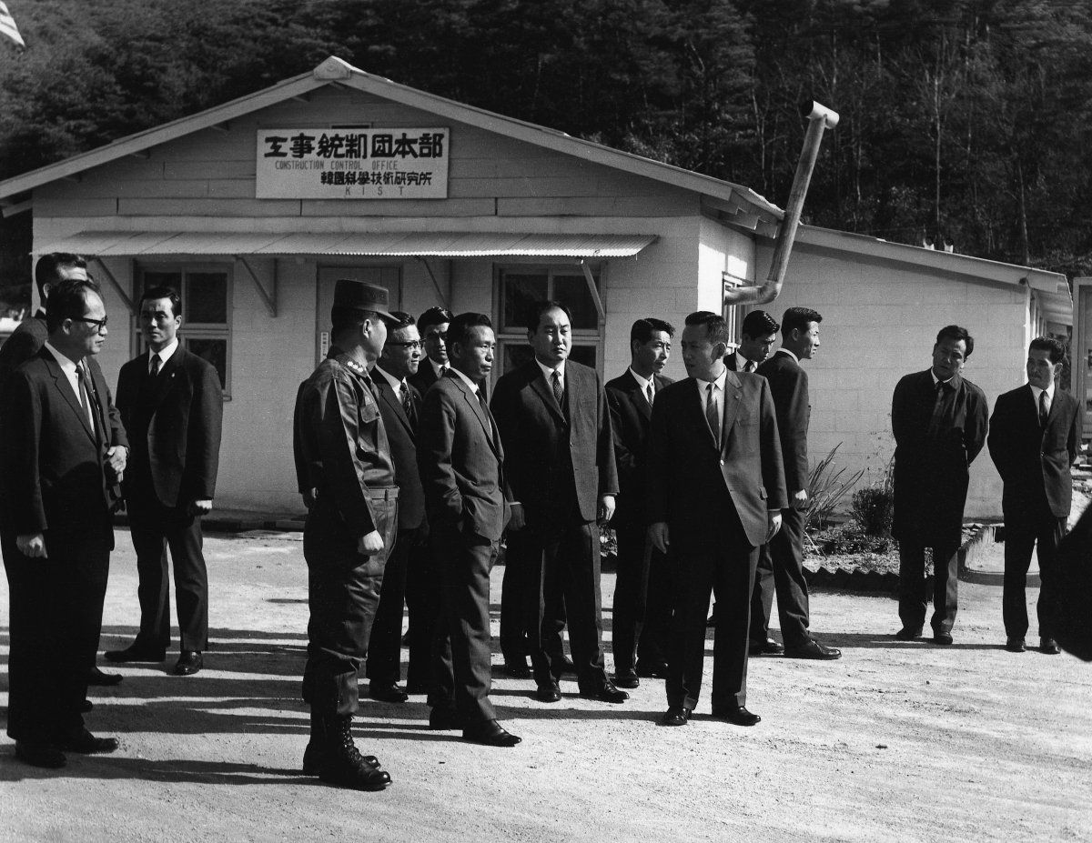 신동식(앞줄 오른쪽 두 번째) 한국해사기술 회장이 1969년 한국과학기술연구소(KIST) 공사 현장을 찾아 박정희(세 번째) 당시 대통령과 함께 둘러보고 있다. 본인 제공