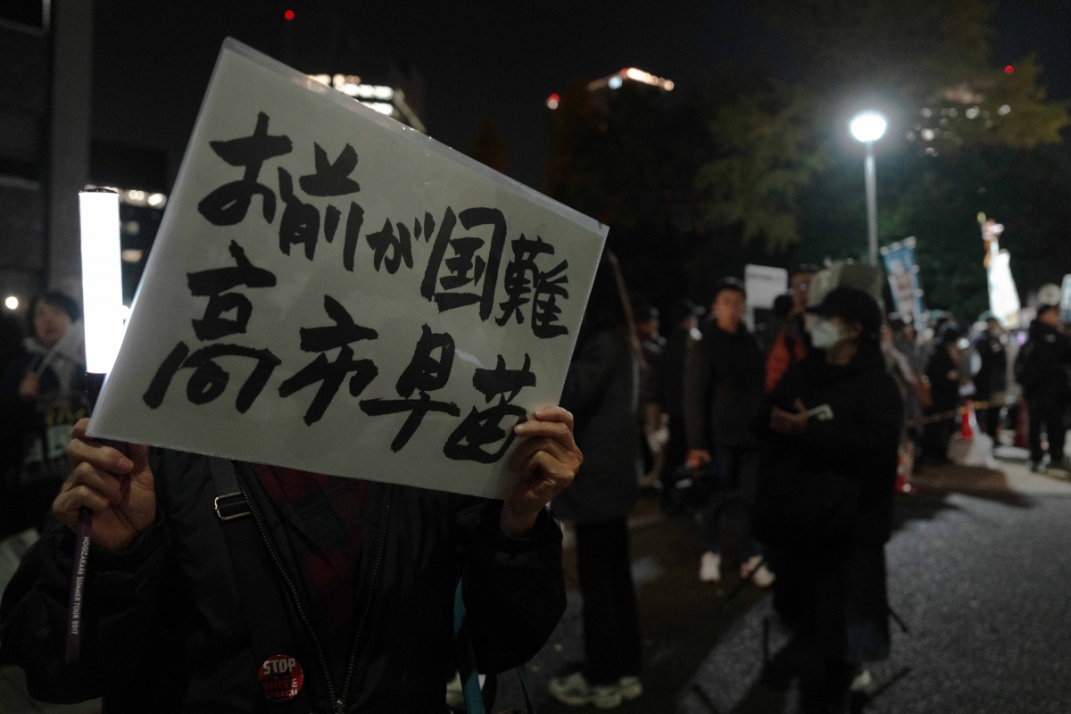 지난 21일 일본 도쿄의 총리 관저 앞에서 시위대가 다카이치 사나에 총리의 ‘대만 유사시 개입’ 관련 발언 철회와 사과를 요구하는 시위를 벌이며 손팻말을 들고 서 있다. 도쿄 신화통신 연합뉴스