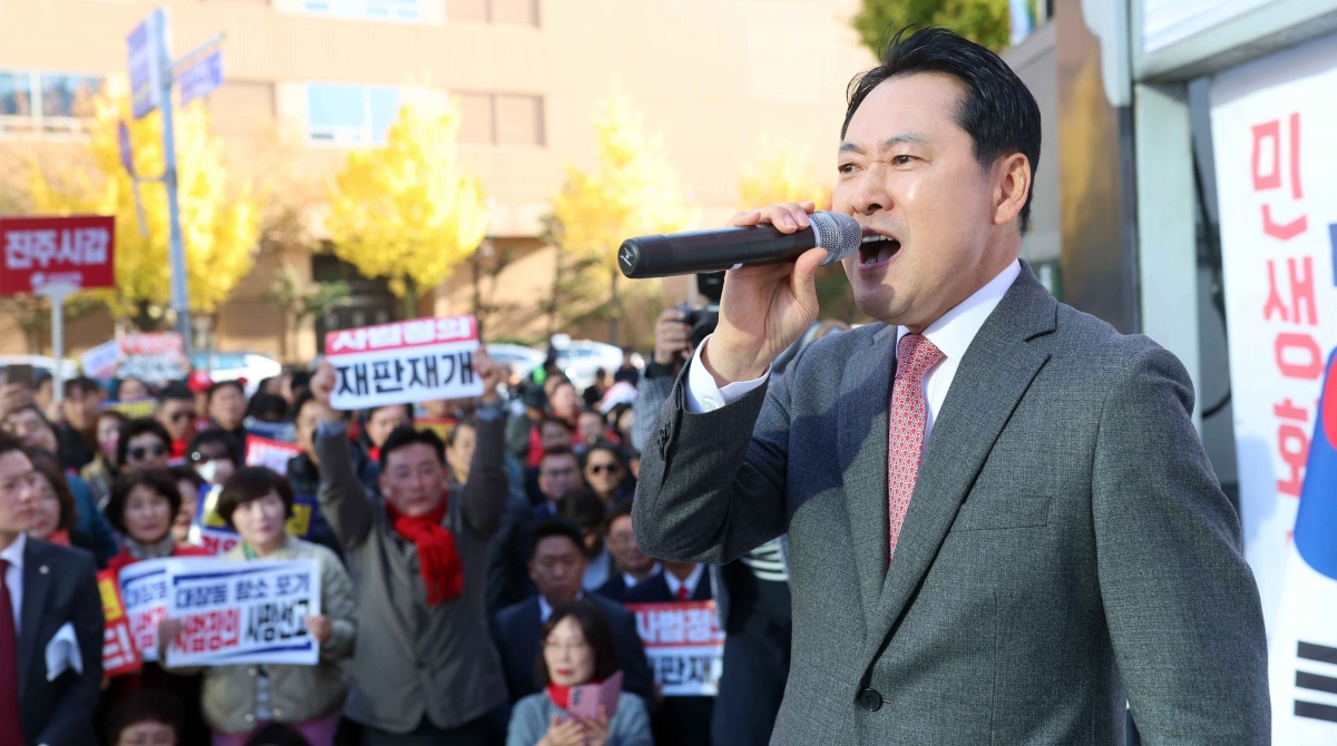 장동혁 국민의힘 대표가 23일 경남 창원시 성산구 중앙동에서 열린 ‘민생회복 법치수호 국민대회’에서 발언하고 있다. 창원 연합뉴스