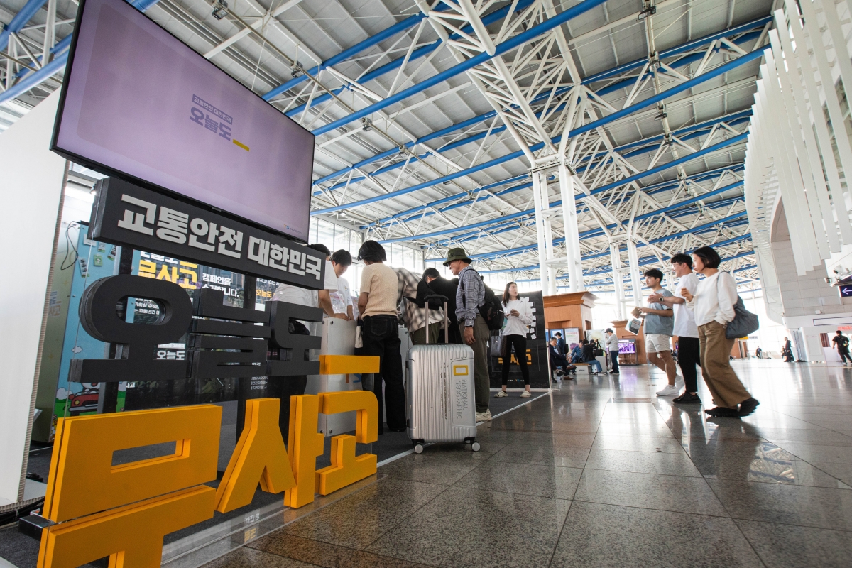 한국교통안전공단이 진행한 ‘오늘도 무사고’ 캠페인 현장. 이 캠페인을 통해 1만여명의 시민이 교통안전 실천을 서약했다. 지난 5월 서울 중구 서울역 ‘오늘도 무사고’ 캠페인 부스에서 시민들이 프로그램에 참여하고 있다.   한국교통안전공단 제공