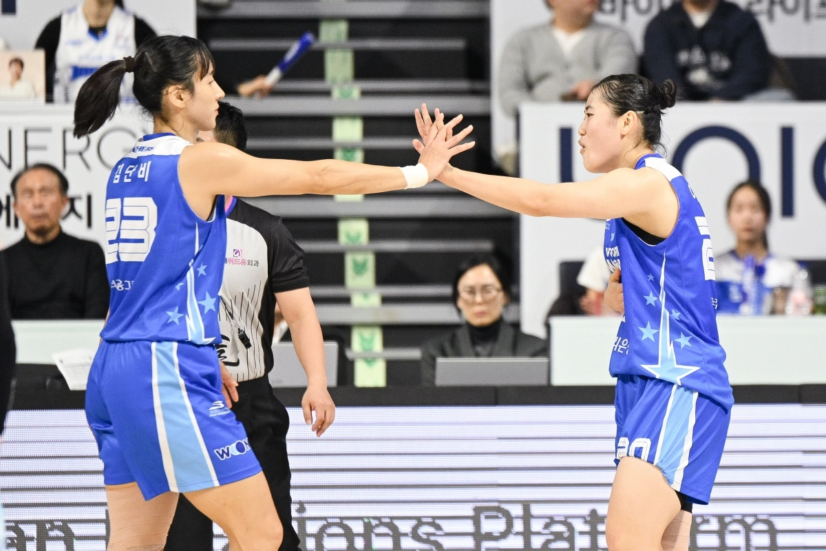 아산 우리은행 김단비와 이명관이 23일 아산 이순신체육관에서 열린 2025~26 여자프로농구 정규시즌 인천 신한은행과의 홈 경기에서 하이파이브하고 있다. WKBL 제공
