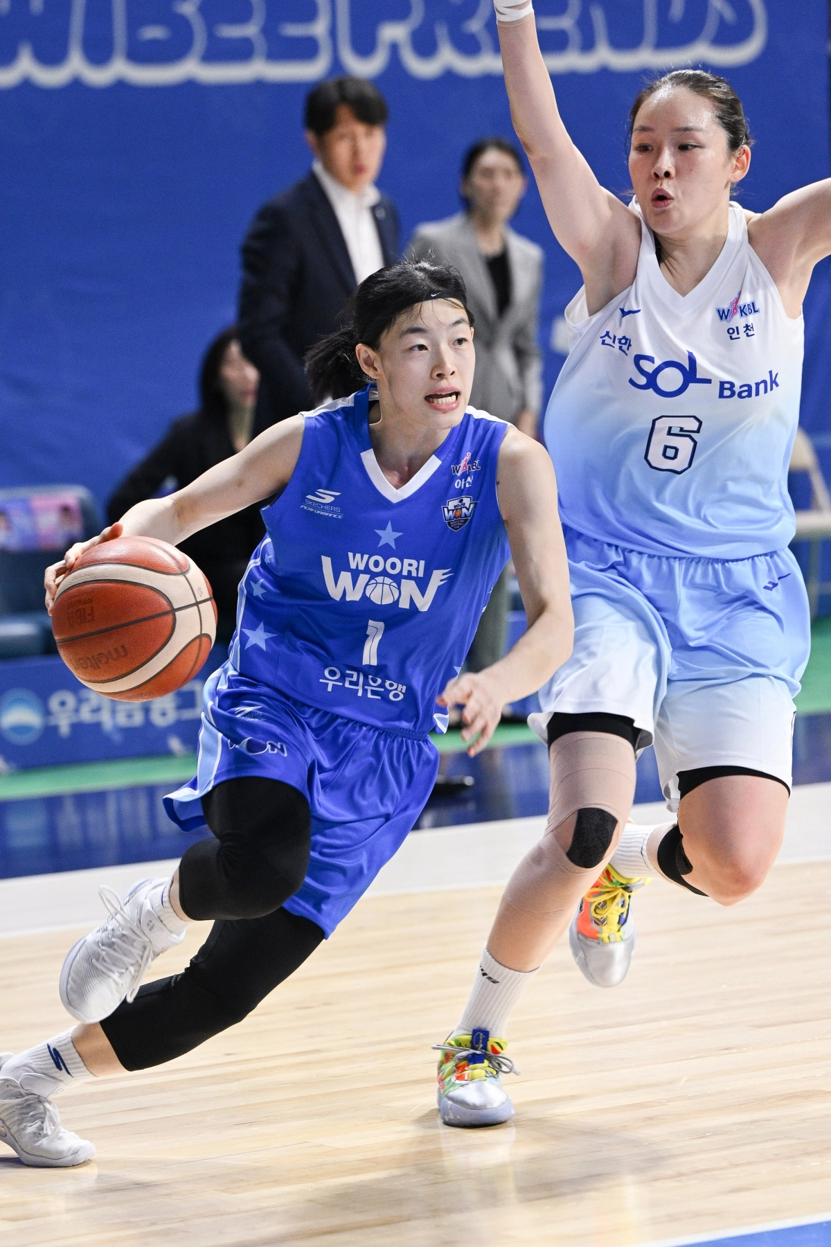 아산 우리은행 강계리가 23일 아산 이순신체육관에서 열린 2025~26 여자프로농구 정규시즌 인천 신한은행과의 홈 경기에서 돌파하고 있다. WKBL 제공