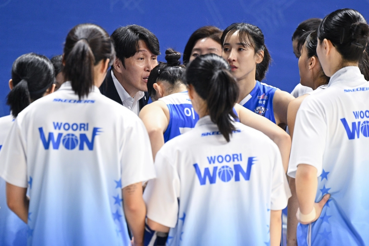 위성우 아산 우리은행 감독이 23일 아산 이순신체육관에서 열린 2025~26 여자프로농구 정규시즌 인천 신한은행과의 홈 경기에서 작전 지시하고 있다. WKBL 제공