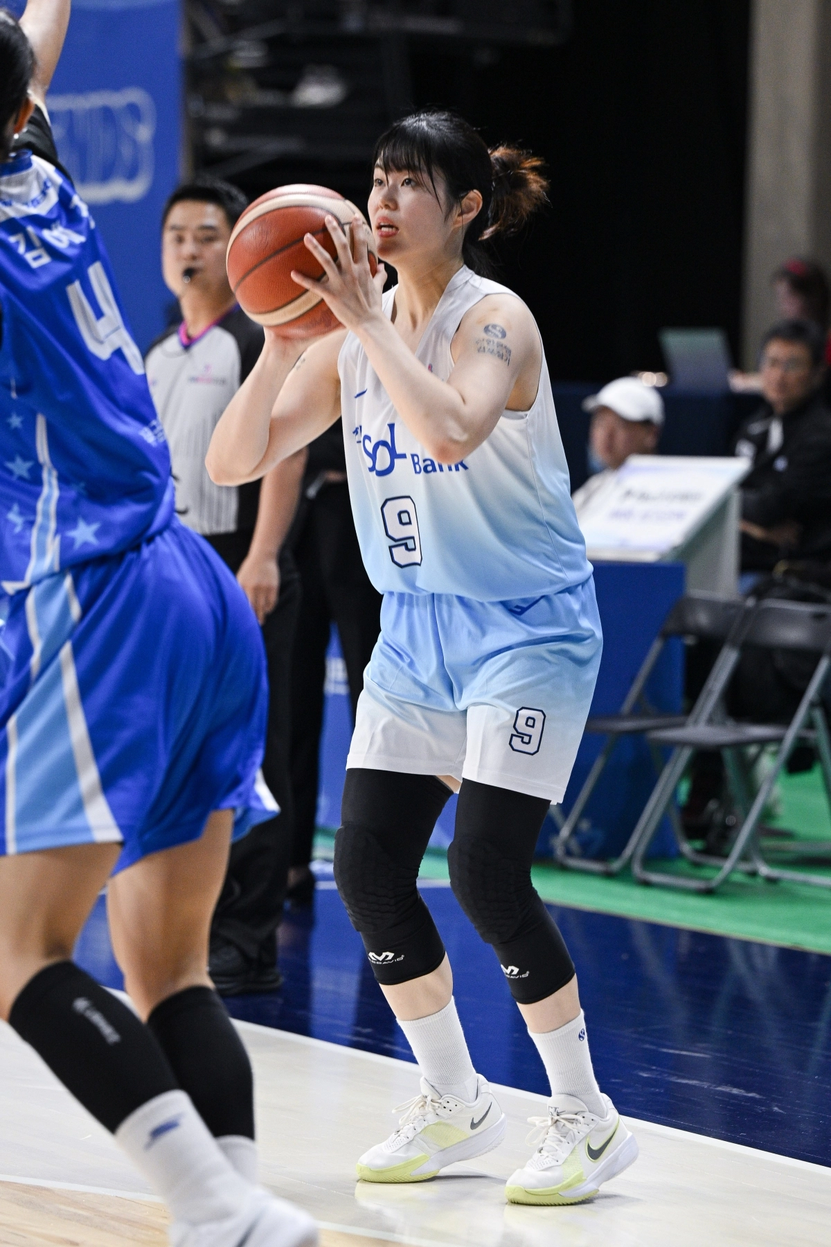 인천 신한은행 고나연이 23일 아산 이순신체육관에서 열린 2025~26 여자프로농구 정규시즌 아산 우리은행과의 원정 경기에서 슛하고 있다. WKBL 제공