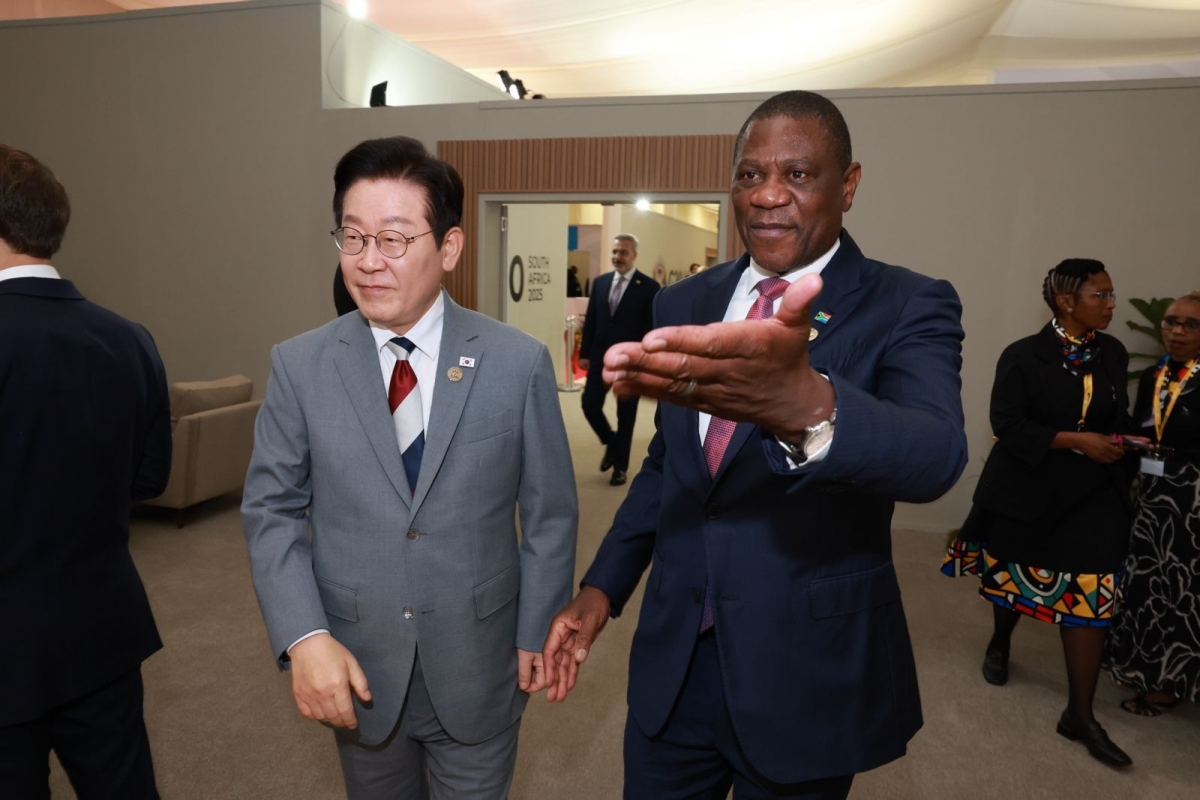 남아공 부통령 안내 받으며 이동하는 이재명 대통령
