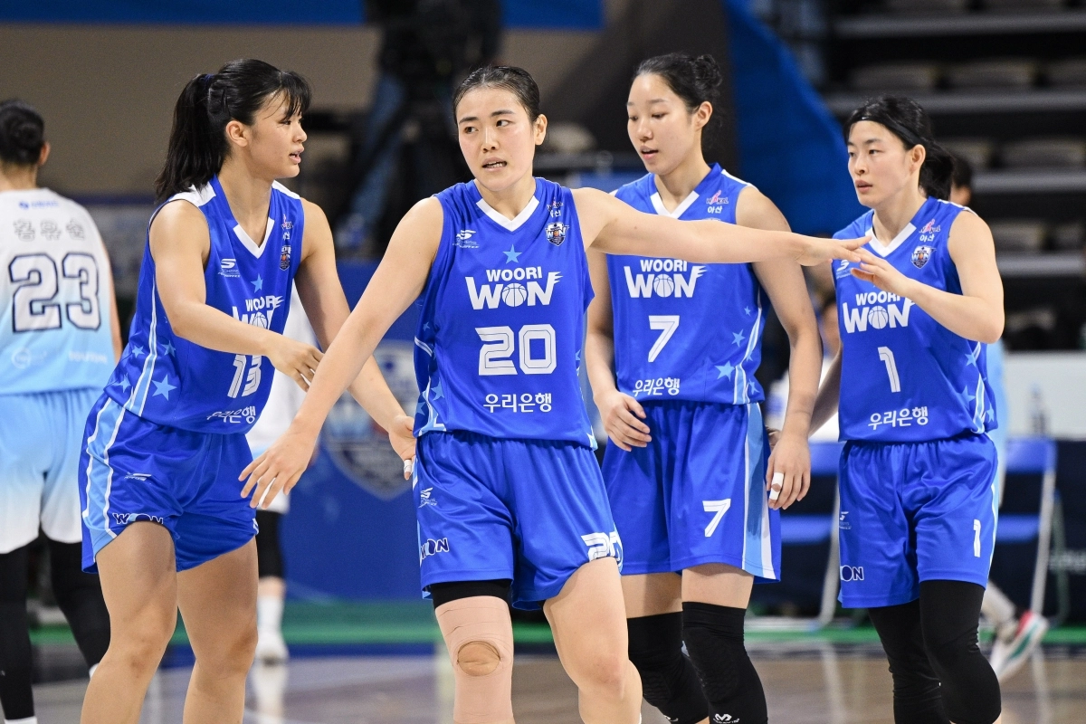 아산 우리은행 이명관이 23일 아산 이순신체육관에서 열린 2025~26 여자프로농구 정규시즌 인천 신한은행과의 홈 경기에서 동료들과 하이파이브하고 있다. WKBL 제공
