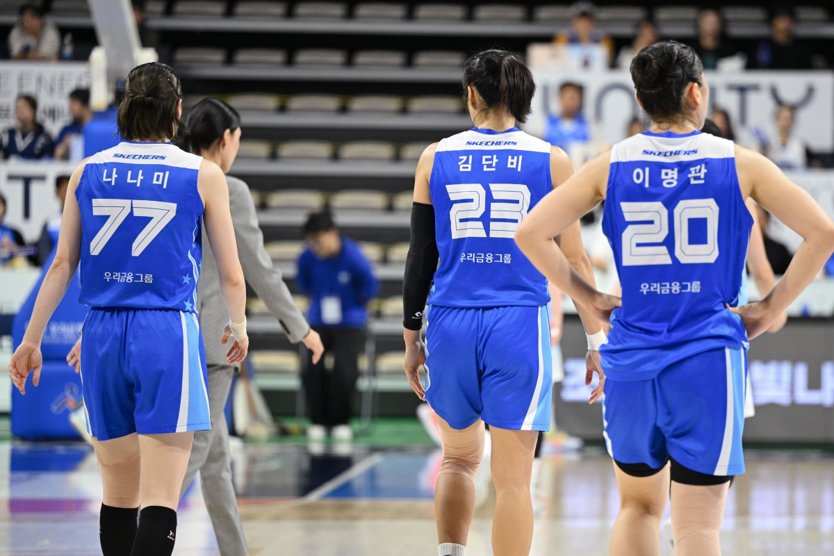 23일 아산 이순신체육관에서 열린 2025~26 여자프로농구 정규시즌 인천 신한은행과의 홈 경기에서 아산 우리은행 세키 나나미, 김단비, 이명관이 활약하는 모습. WKBL 제공