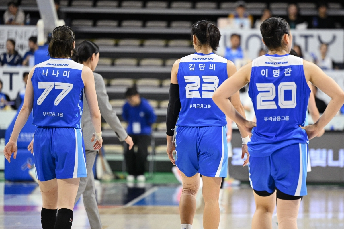 23일 아산 이순신체육관에서 열린 2025~26 여자프로농구 정규시즌 인천 신한은행과의 홈 경기에서 아산 우리은행 세키 나나미, 김단비, 이명관이 활약하는 모습. WKBL 제공