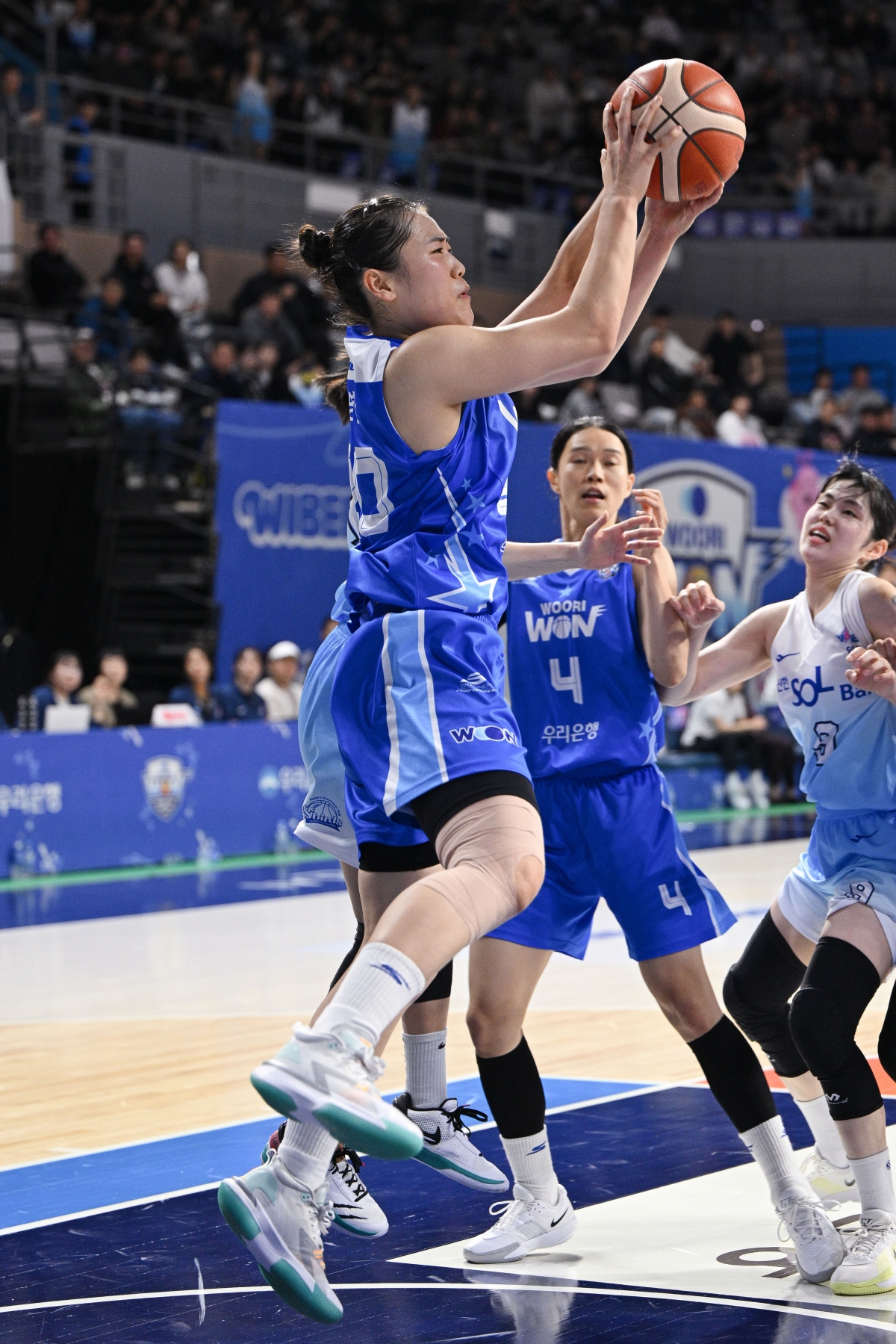 아산 우리은행 이명관이 23일 아산 이순신체육관에서 열린 2025~26 여자프로농구 정규시즌 인천 신한은행과의 홈 경기에서 슛하고 있다. WKBL 제공