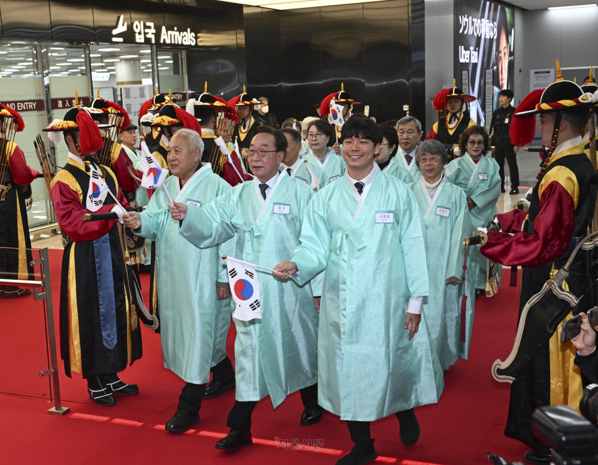 23일 서울 강서구 김포국제공항 국제선 입국장에서 열린 ‘대한민국임시정부 요인 환국 재현’ 행사에서 임시정부 요인 후손들이 도열한 의장대를 사열하며 입장하고 있다. 2025.11.23 이지훈 기자