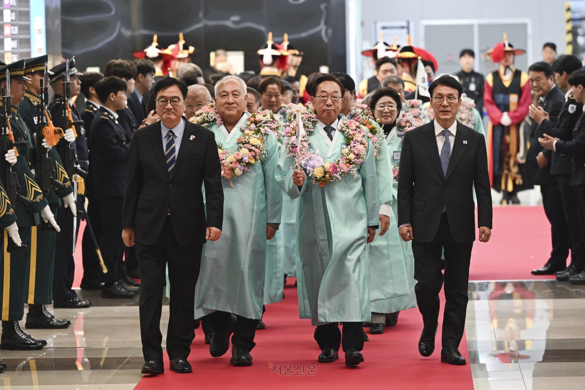 23일 서울 강서구 김포국제공항 국제선 입국장에서 열린 ‘대한민국임시정부 요인 환국 재현’ 행사에서 임시정부 요인 후손들이 김민석 국무총리, 우원식 국회의장과 함께 도열한 의장대를 사열하며 입장하고 있다. 2025.11.23 이지훈 기자