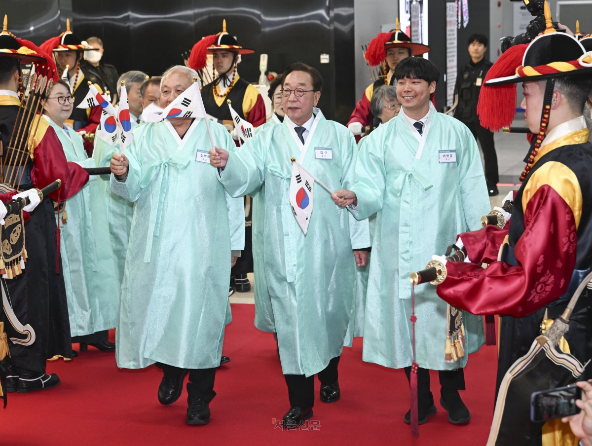 23일 서울 강서구 김포국제공항 국제선 입국장에서 열린 ‘대한민국임시정부 요인 환국 재현’ 행사에서 임시정부 요인 후손들이 도열한 의장대를 사열하며 입장하고 있다. 2025.11.23 이지훈 기자