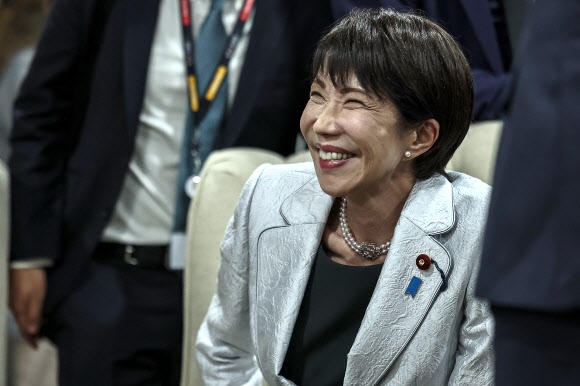 다카이치 사나에 일본 총리가 22일(현지시간) 남아프리카공화국 요하네스버그 엑스포 센터에서 열린 주요 20개국(G20) 정상회의에 참석해 웃고 있다. 요하네스버그 AFP 연합뉴스