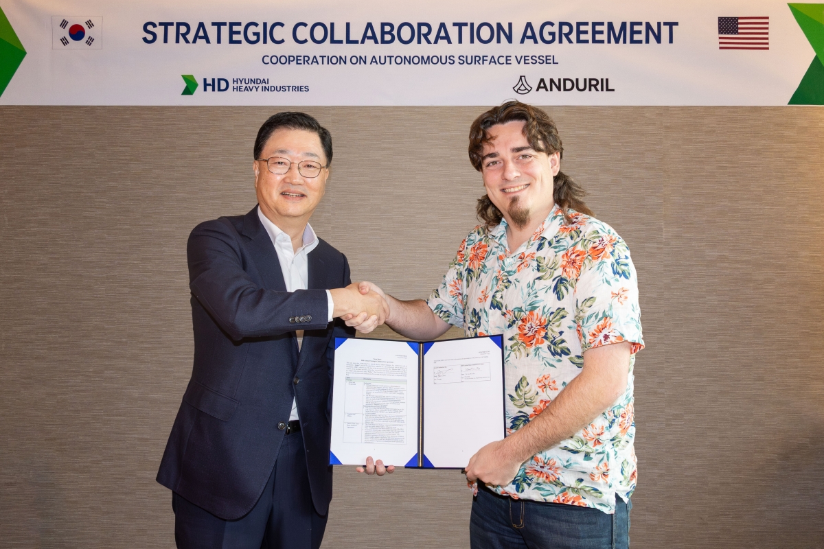 주원호(왼쪽) HD현대중공업 사장과 팔머 럭키 안두릴 공동 설립자가 지난 19일 서울 중구 웨스틴 조선호텔에서 무인수상함(ASV) 설계·건조 계약을 맺은 뒤 기념사진을 찍고 있다. HD현대 제공
