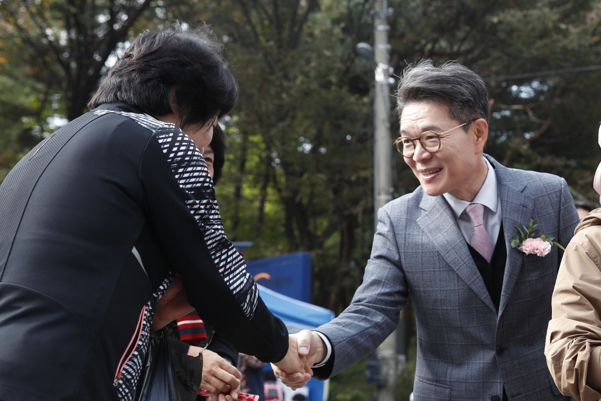 정원오 서울 성동구청장이 지난달 25일 열린 ‘금호산어울림한마당 축제’에서 주민들과 인사하고 있다. 성동구 제공