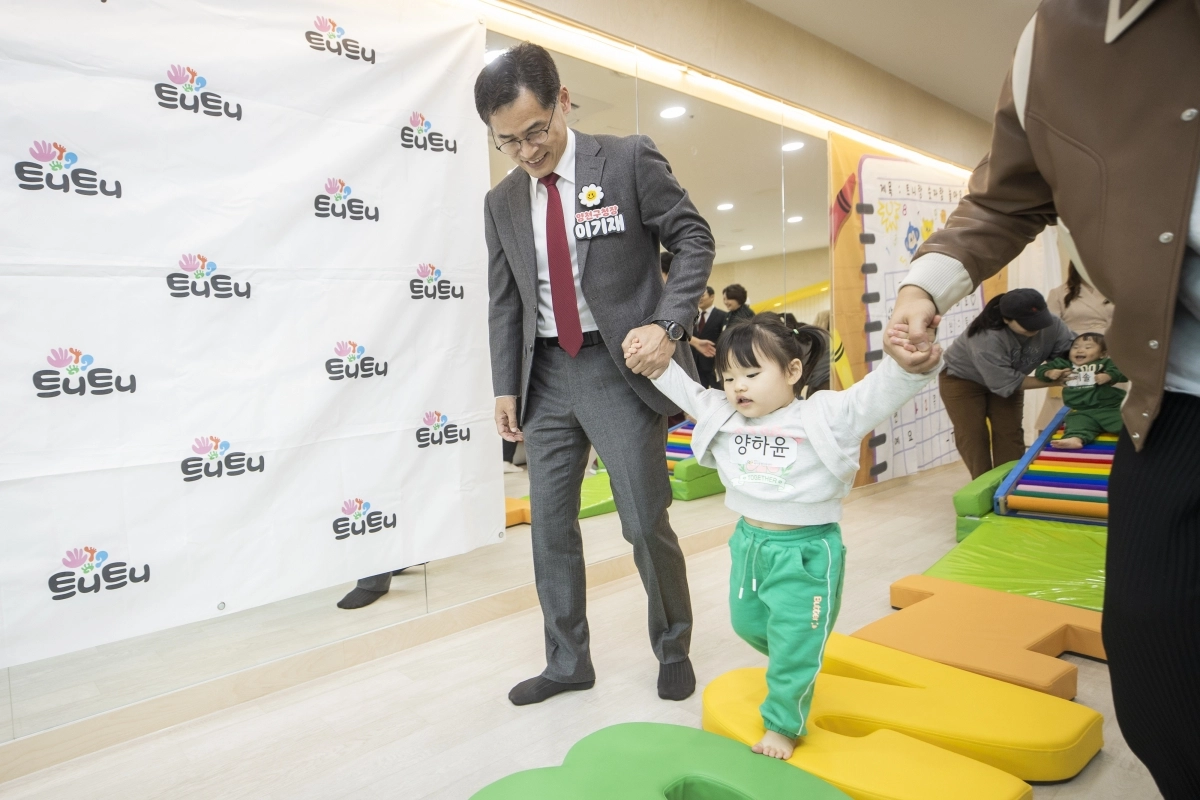 이기재 서울 양천구청장이 지난 6일 개관식을 가진 ‘양천구 보육타운’에서 한 어린이와 함께 프로그램에 참여하고 있다. 양천구 제공