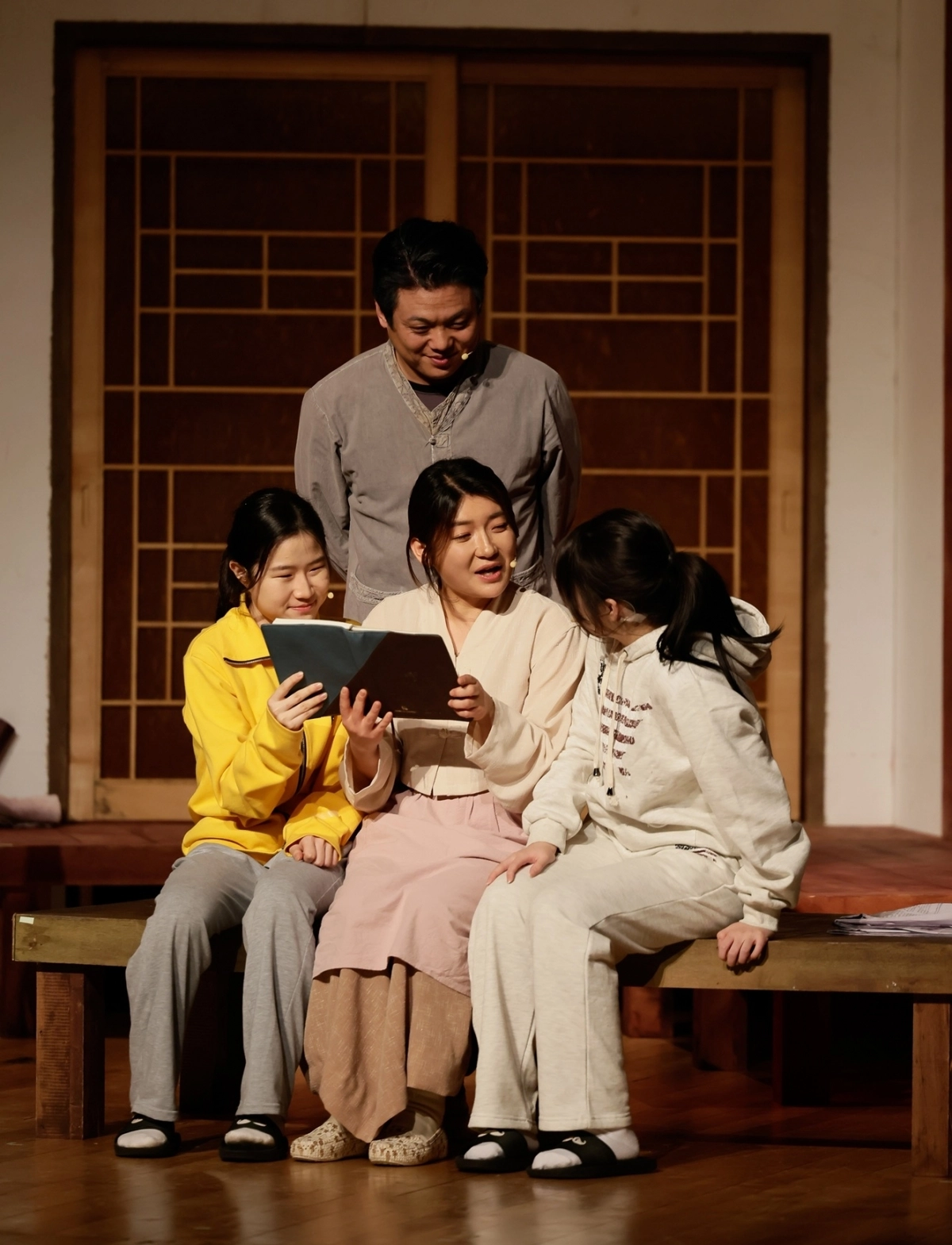 서울 구립송파극단 배우들의 ‘오아시스 세탁소 습격사건’ 무대. 송파구 제공