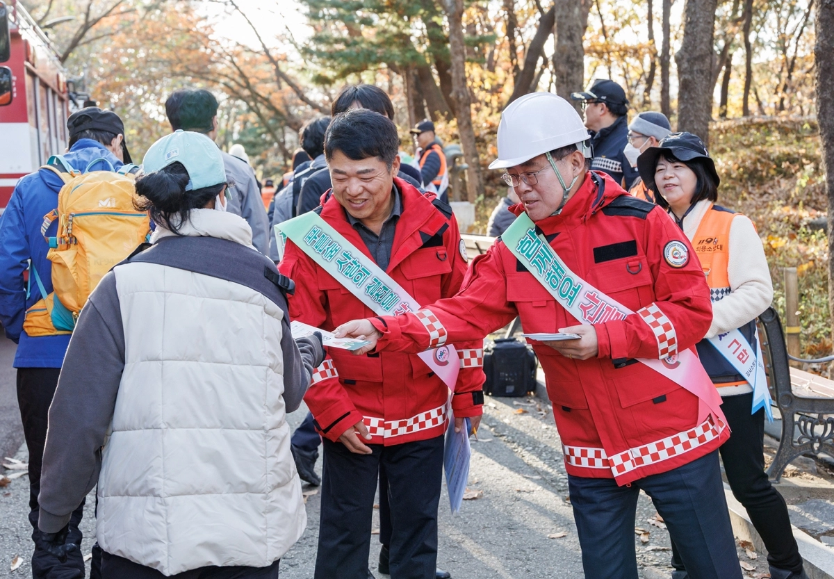 진교훈 서울 강서구청장이 지난 21일 우장산에서 유관기관 합동 산불진압훈련을 하고 있다. 강서구 제공