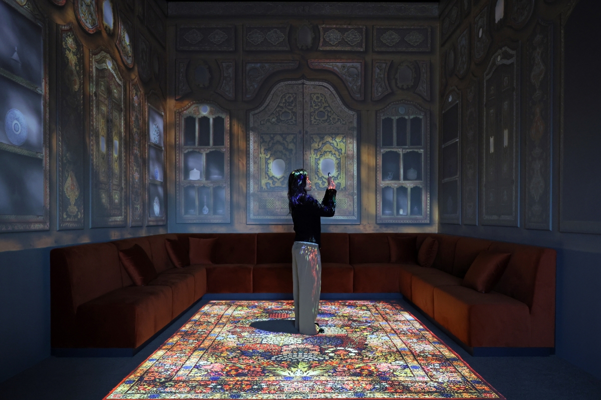 서울 국립중앙박물관 상설전시관 이슬람실 내부, 미디어로 연출된 다마스쿠스 귀족의 응접실을 둘러보며 사진을 찍는 관람객의 모습. 이슬람 문양의 창살 사이로 쏟아져 들어오는 자연광과 문양의 그림자를 즐길 수 있도록 구성됐다. 뉴시스