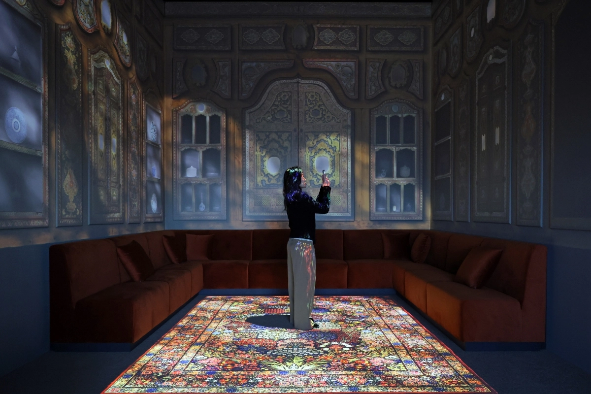 서울 국립중앙박물관 상설전시관 이슬람실 내부, 미디어로 연출된 다마스쿠스 귀족의 응접실을 둘러보며 사진을 찍는 관람객의 모습. 이슬람 문양의 창살 사이로 쏟아져 들어오는 자연광과 문양의 그림자를 즐길 수 있도록 구성됐다. 뉴시스