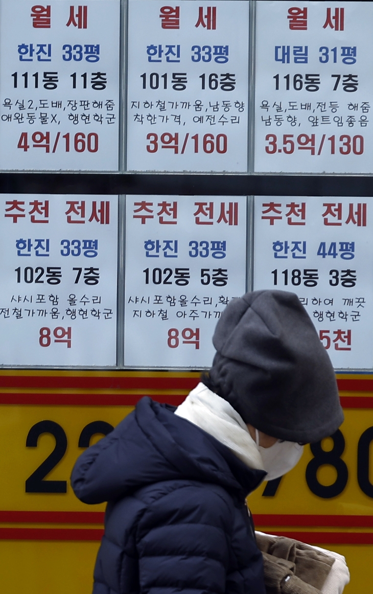 10·15 부동산 대책 이후 서울 주요 지역에서 전세 매물이 급감하면서 전세는 물론 월세도 가파르게 오르고 있다. 서울 시내 한 부동산에 붙어있는 인근 아파트 월세·전세 매물 안내문.