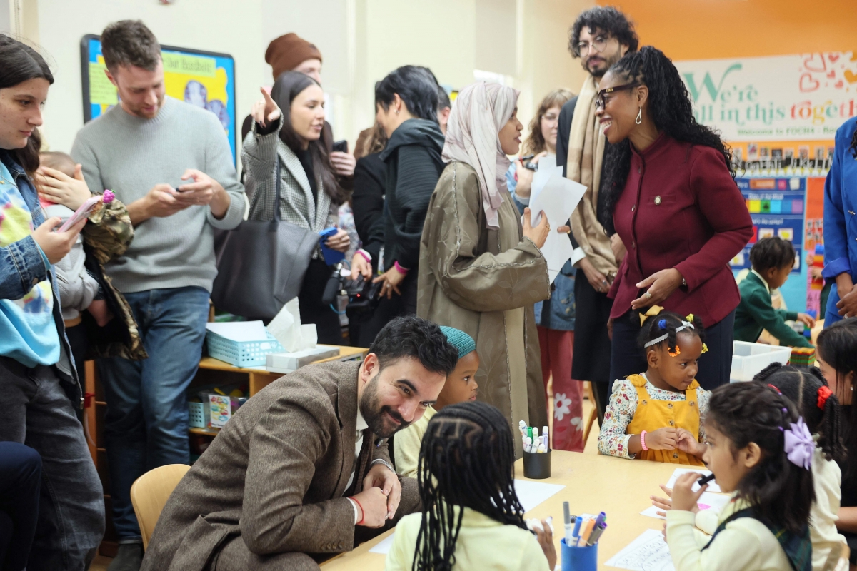 생후 6주 이상 영유아들의 무상 보육을 공약으로 내걸고 유치원을 방문한 조란 맘다니. 뉴욕 AFP 연합뉴스