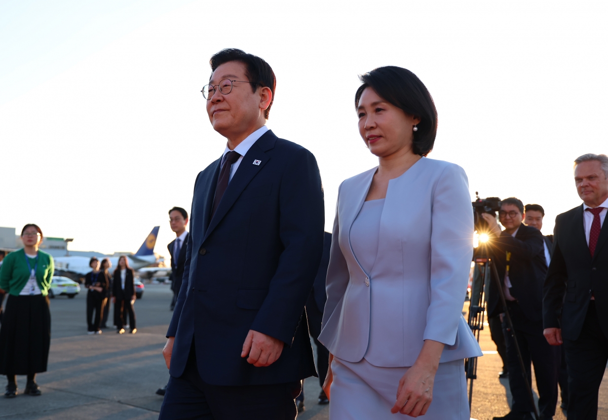 주요 20개국(G20) 정상회의 일정을 마친 이재명 대통령과 김혜경 여사가 23일(현지시간) 다음 국빈 방문지인 튀르키예로 가기 위해 남아프리카공화국 요하네스버그 OR탐보 국제공항에서 공군 1호기로 향하고 있다. 2025.11.24. 연합뉴스