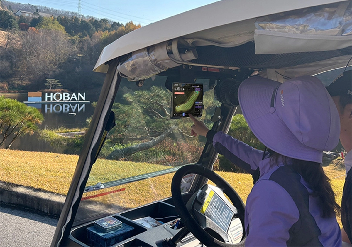 호반그룹이 경기 파주시 서서울CC에 AI 기반 골프장 운영통합 솔루션 ‘브이골프’(Vgolf)를 도입한 가운데 서서울CC 관계자들이 브이골프가 탑재된 단말기로 골프장 코스를 살펴보고 있다. 호반그룹 제공