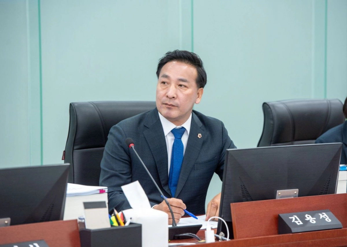 2026년도 복지국 예산 심사를 진행 중인 김용성 의원.(사진=경기도의회)