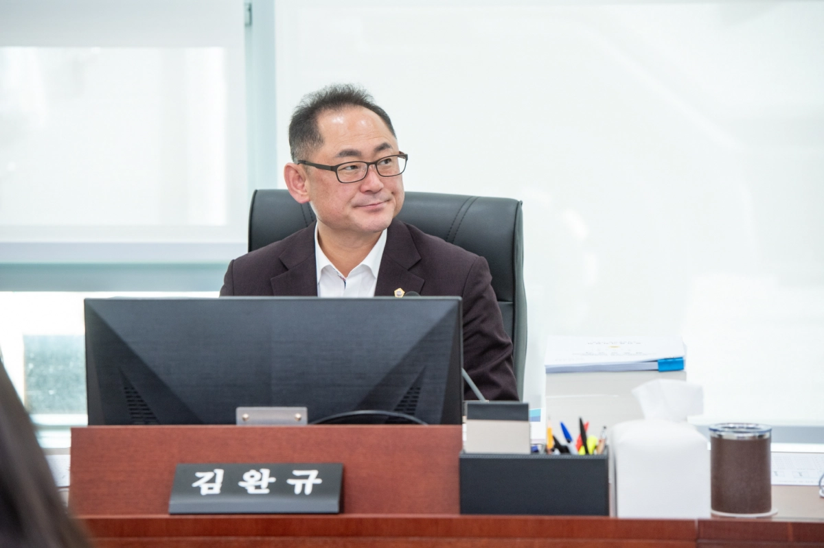 2026년도 복지국 예산 심사를 진행 중인 김완규 의원.(사진=경기도의회)