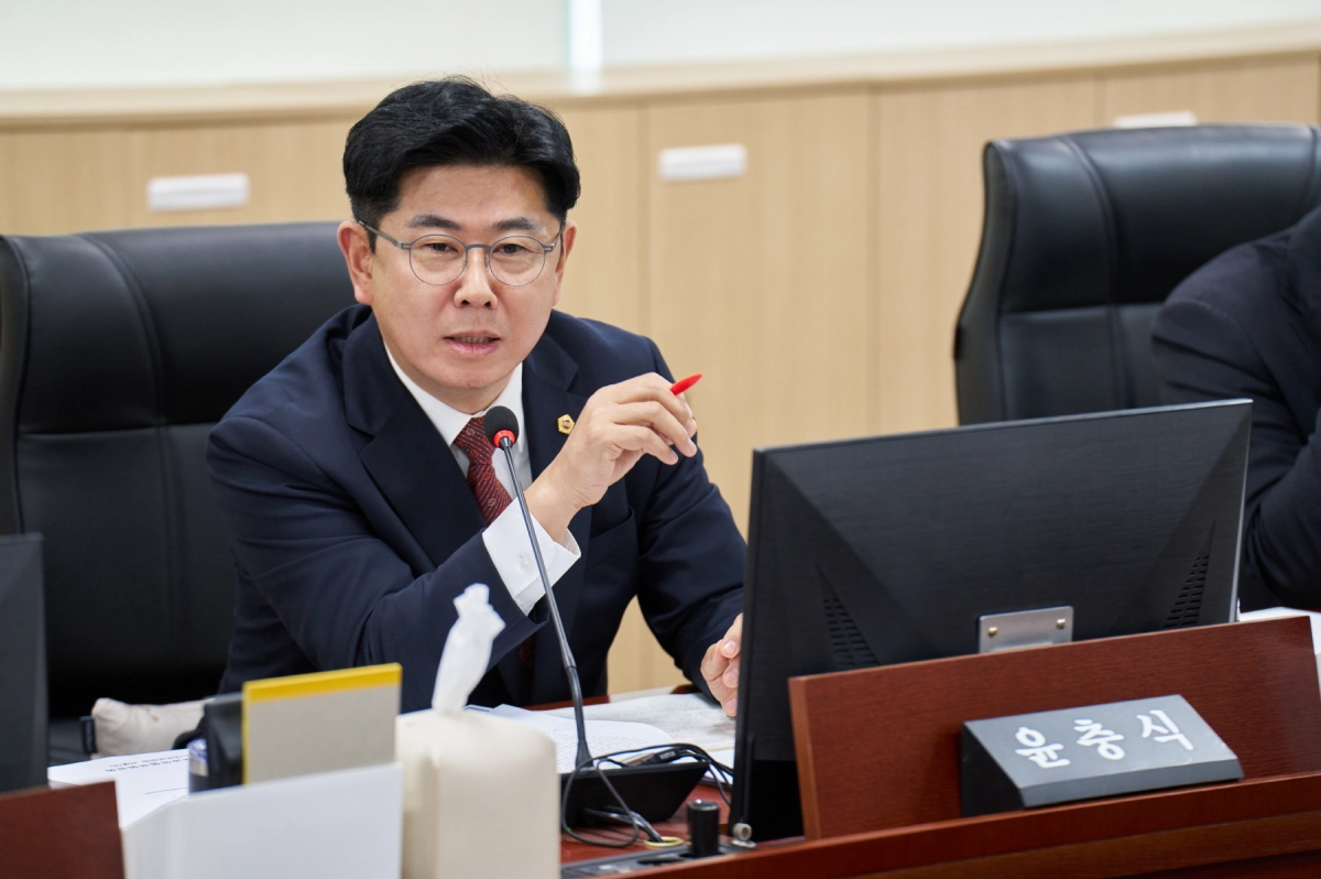 2026년도 AI국 예산 심사를 진행 중인 윤충식 의원.(사진=경기도의회)