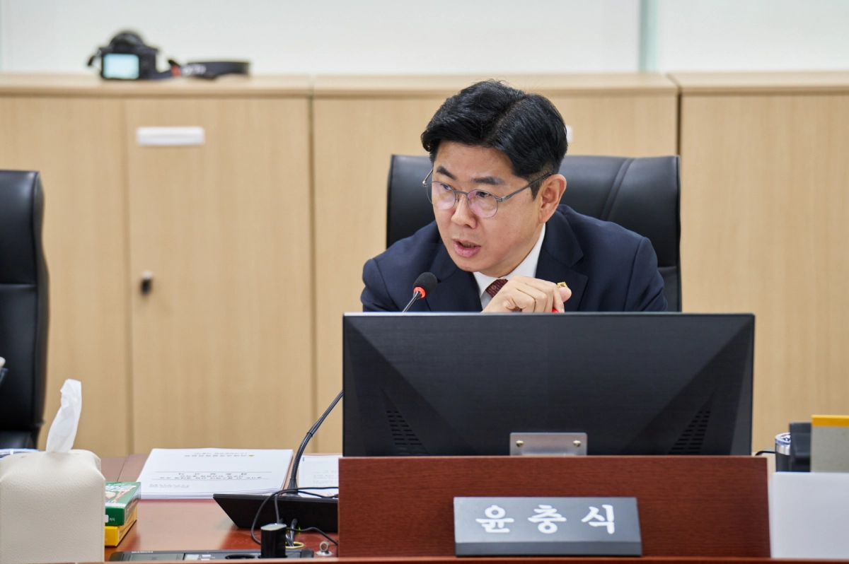 2026년도 AI국 예산 심사를 진행 중인 윤충식 의원.(사진=경기도의회)