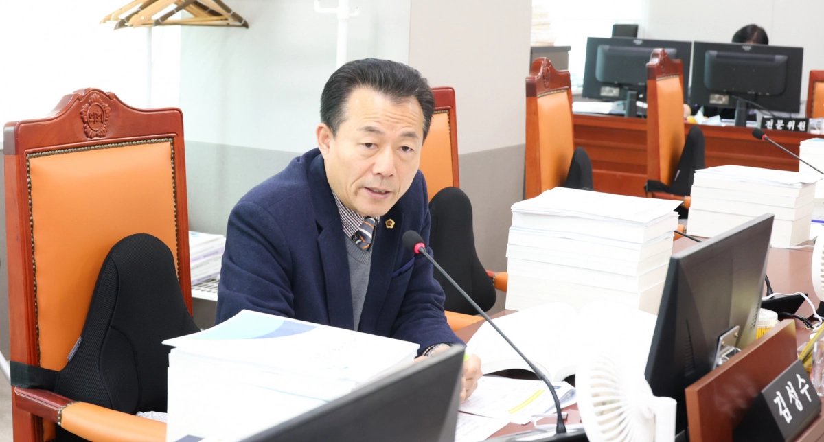 21일 건설국 소관 2025년 제3회 추가경정예산안 및 2026년 본예산안 심의를 진행 중인 김성수 의원.(사진=경기도의회)