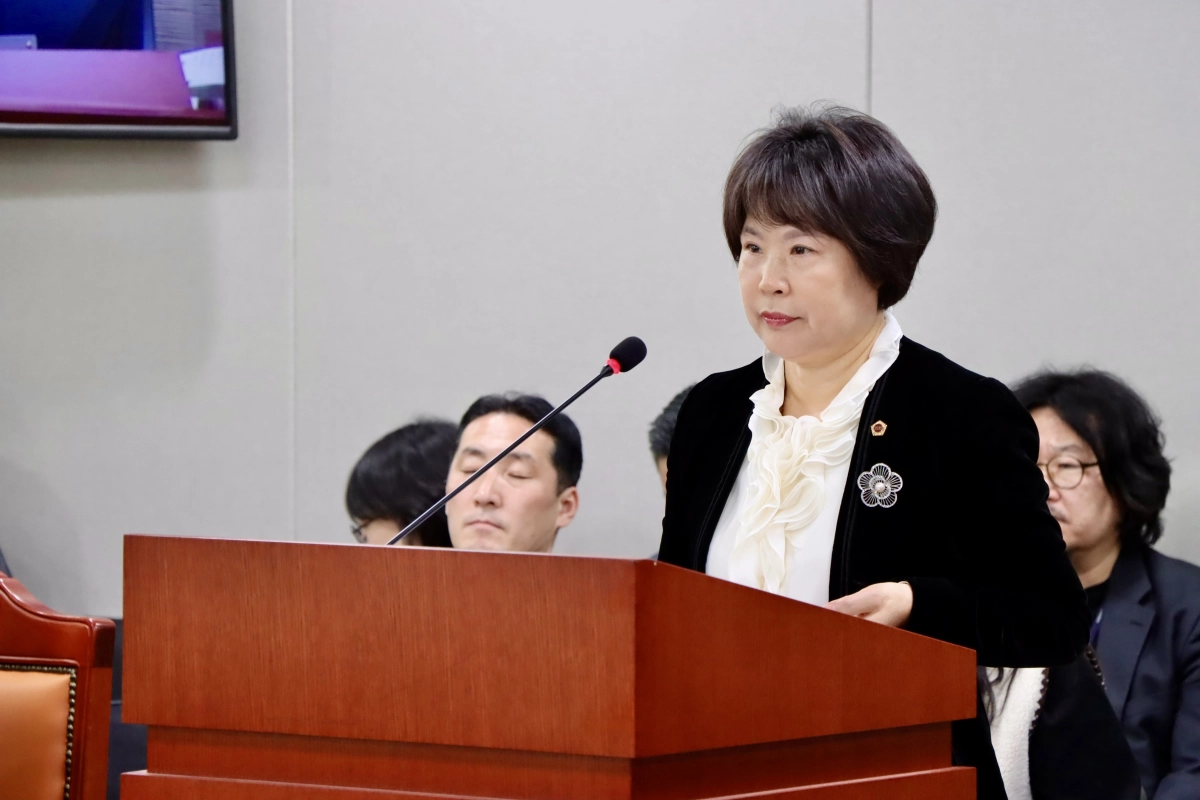 서성란 의원이 대표발의한 ‘경기도 아이누리놀이터 조성 및 관리 조례 일부개정조례안’ 제안설명을 하고 있다.(사진=경기도의회)