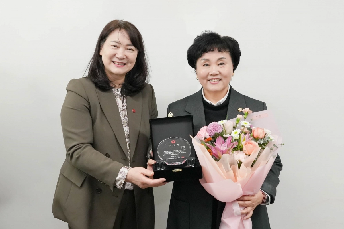 배준경(오른쪽) 의원이 지역 복지·건강권 향상 공로로 국민건강보험공단 감사패 수 상하고 있다. 노원구의회 제공