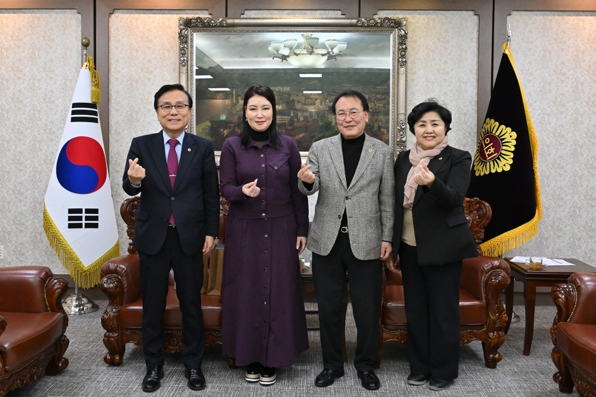 서울시의회를 방문한 울란바타르시의회 행정위원장과 서울시의원들이 기념사진을 찍고 있다. (왼쪽부터 강석주 서울시의원, 울란바타르시의회 행정위원장, 이종환 서울시의회부의장, 김영옥 보건복지위원장)