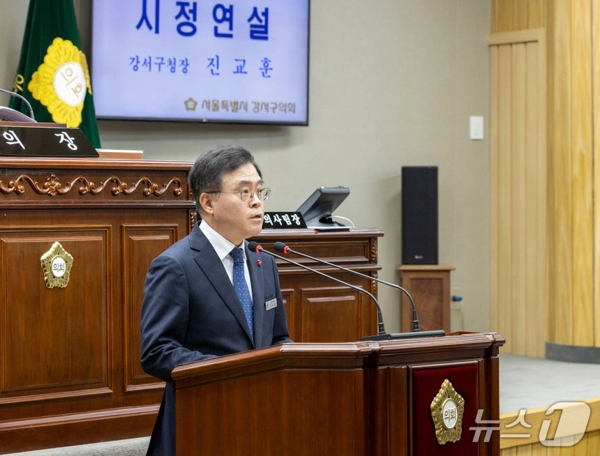 진교훈 서울 강서구청장이 지난 17일 강서구의회에서 열린 제315회 정례회에서 내년 예산안 제출에 따른 시정연설을 하고 있다. 강서구 제공