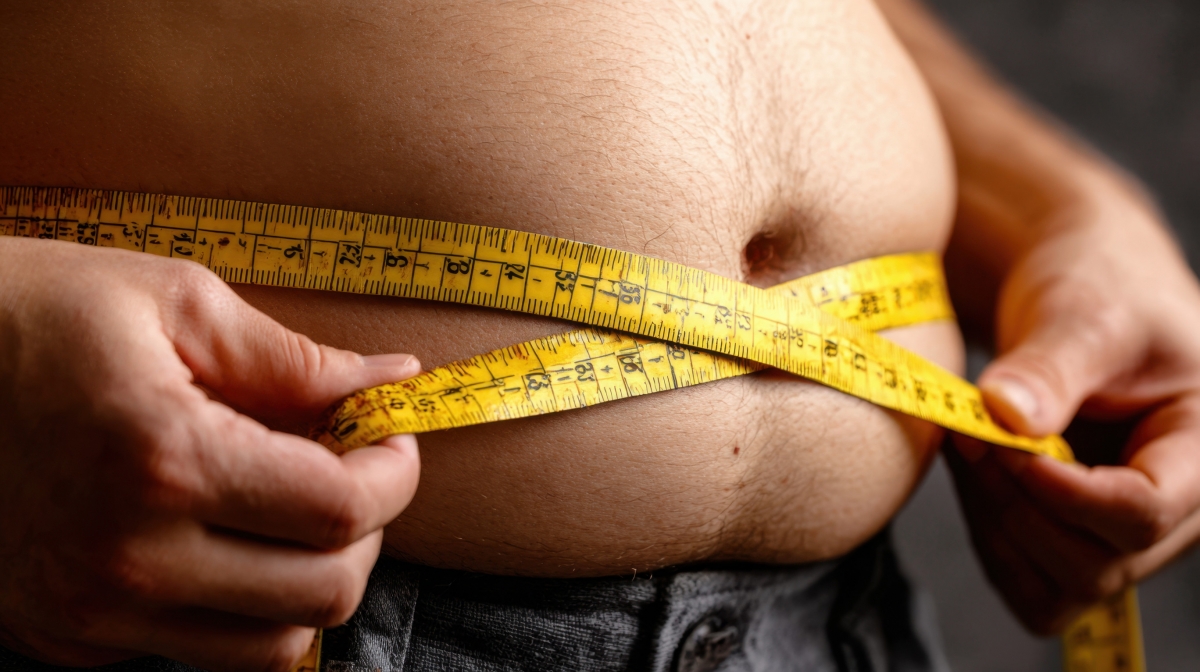 허리둘레를 측정하며 건강 관리를 하는 모습. 123rf