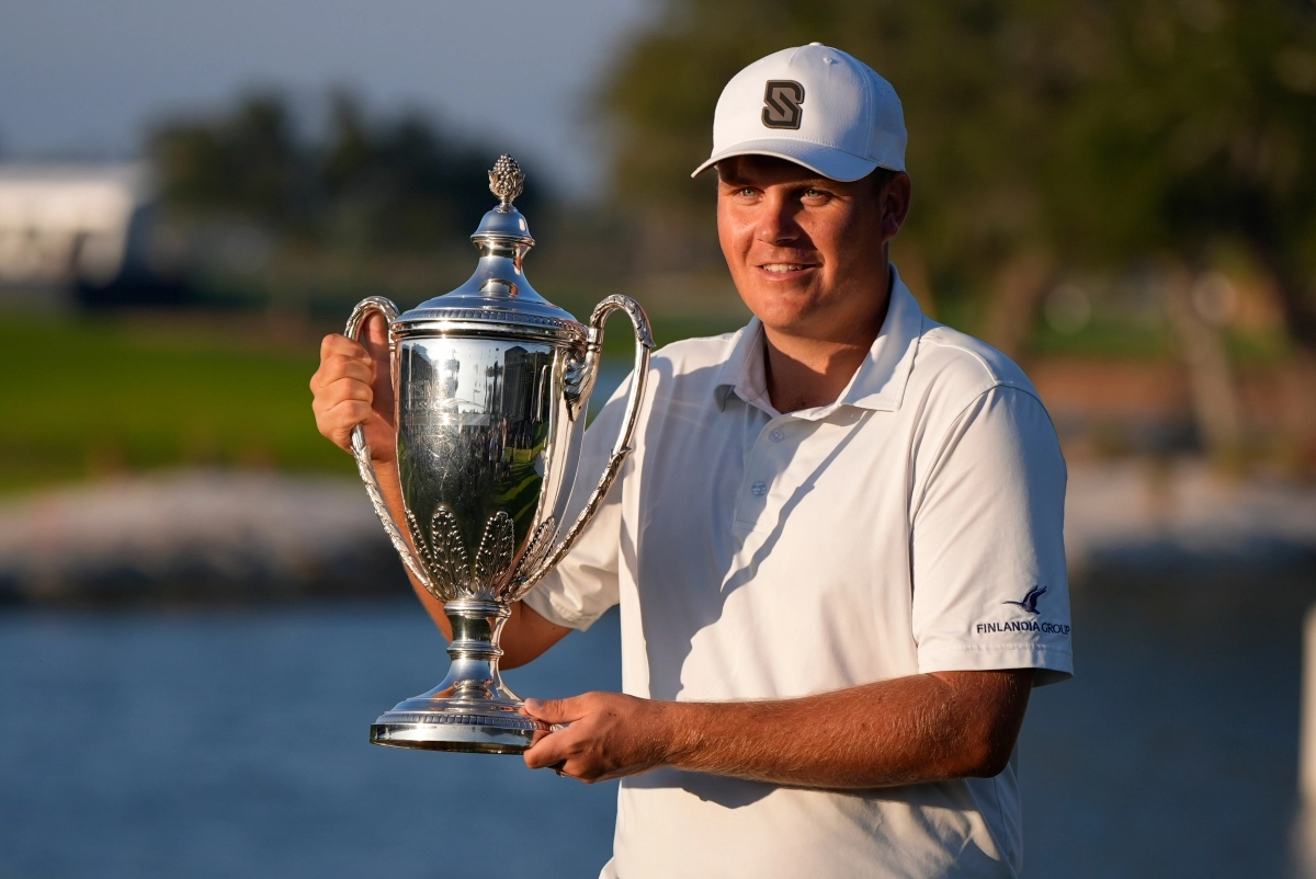 RSM 클래식 트로피 들고 포즈 취한 발리마키