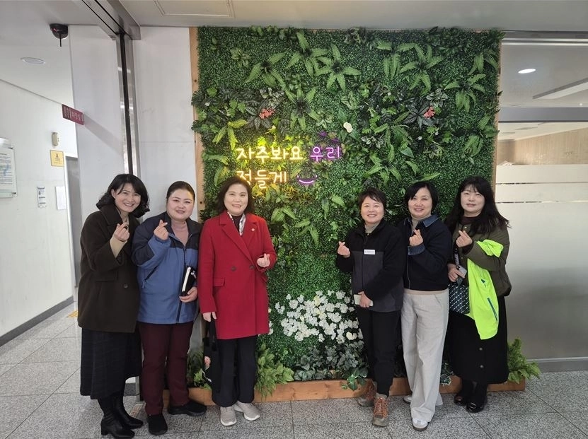 시립강동청소년센터 관계자들과 함께한 박춘선 서울시의원