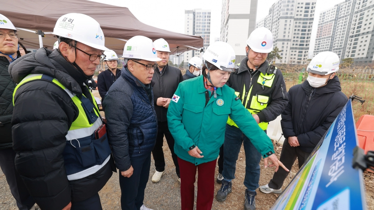 신계용 과천시장이 과천지식정보타운 내 송전탑 철거 현장을 점검하고 있다. (과천시 제공)