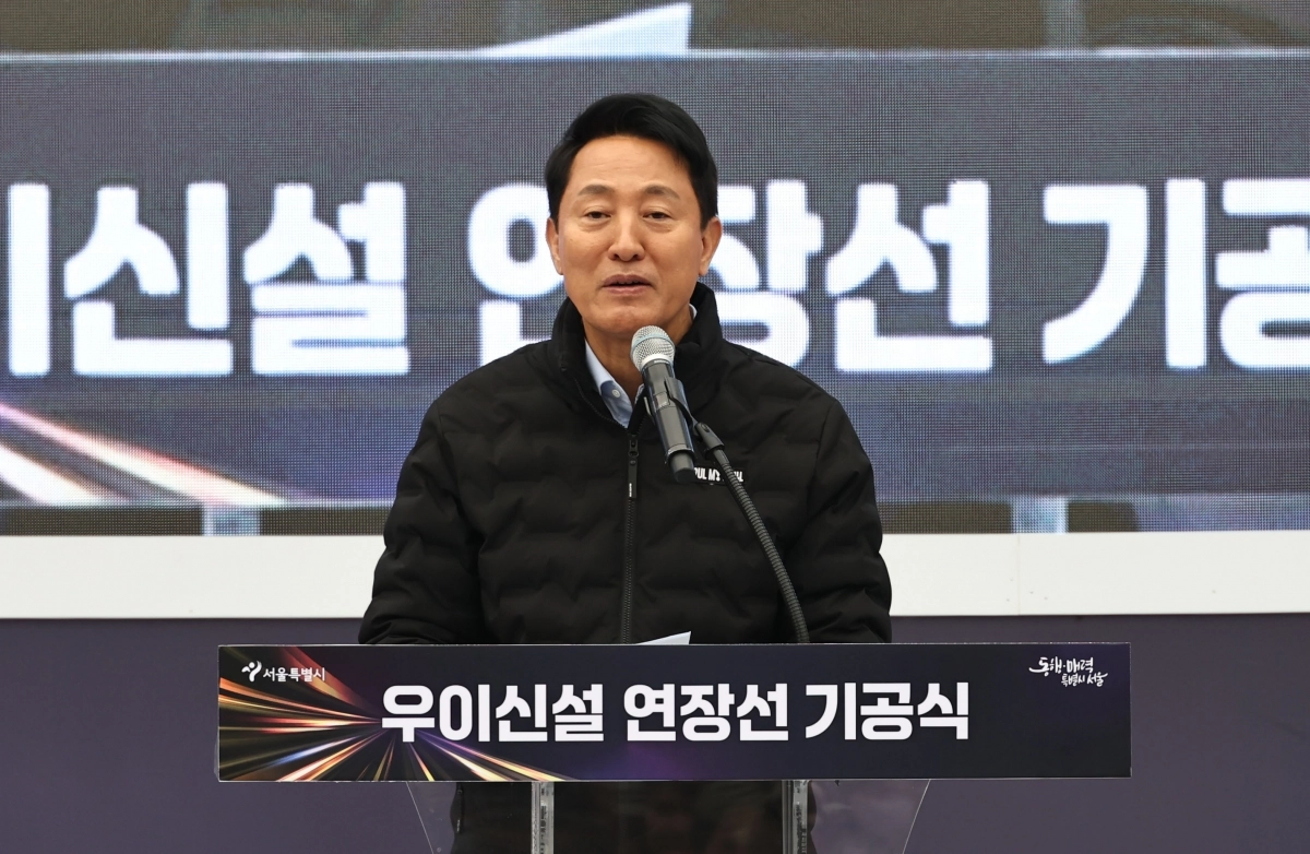오세훈 서울시장이 24일 서울 도봉구 방학사계광장 여름마당에서 열린 우이신설 연장선 기공식에서 인사말을 하고 있다. 연합뉴스