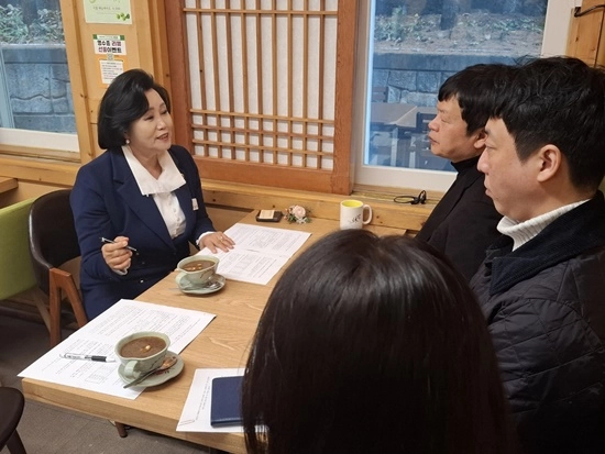 정윤경 부의장이 군포시사회복지협의회 관계자들과 장애인주간이용시설 지원 방안을 논의하고 있다.(사진=경기도의회)