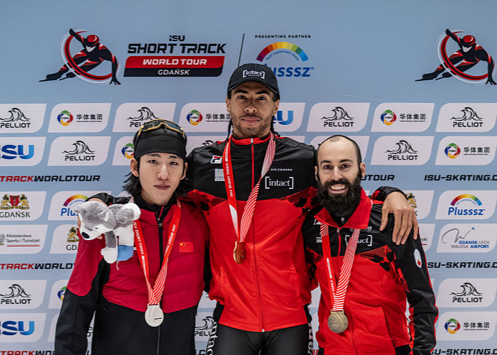 23일(한국시간) 폴란드 그단스크에서 열린 2025~26 국제빙상경기연맹(ISU) 쇼트트랙 월드투어 3차 대회 남자 500ｍ에서 우승한 윌리엄 단지누와 준우승한 린샤오쥔, 3위 스티븐 뒤부아. ISU 제공